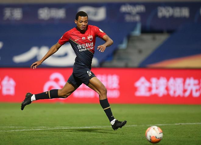 bob体育-福建黑龙江佳兆业防守坚毅，成功击败对手(曾建祥挂职原因)