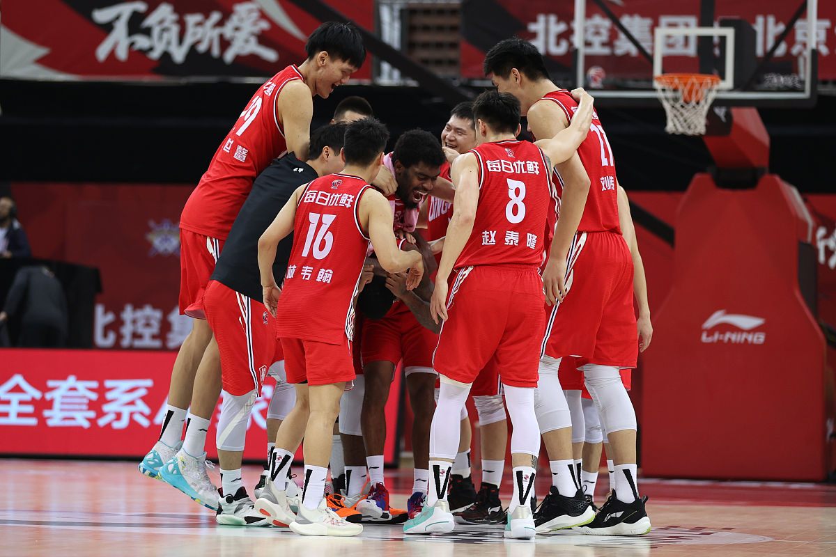 包含胜利利好气氛蔓延，球队士气高涨迎接下一战的词条